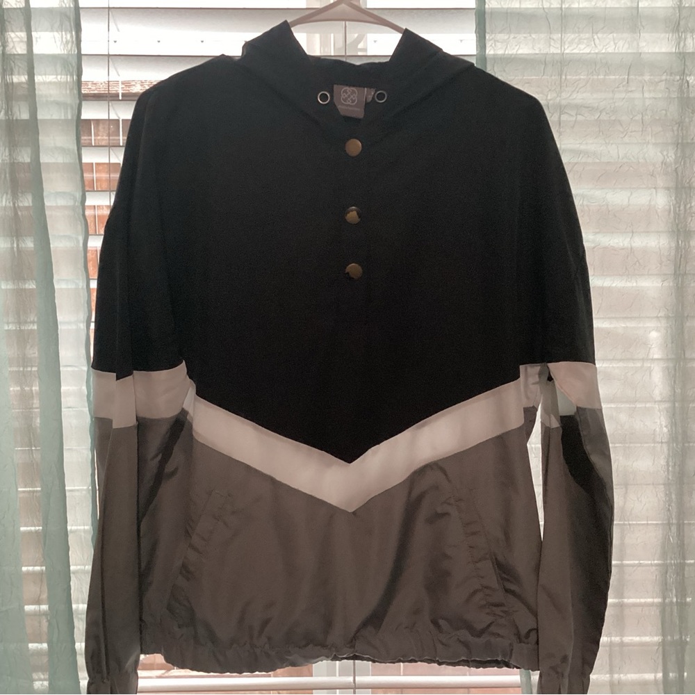 Daisy Fuentes Women's Active Chevron Pullover Windbreaker
